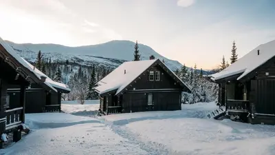 a cabin in the snow with snow covered roofs at Kvitåvatn Fjellhytter in Gaustablikk
