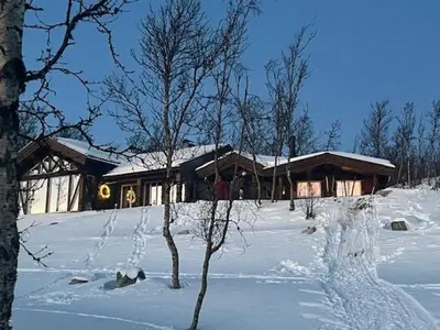 a house in the snow in front at Log Cabin With Panoramic Views Of Hallingskarvet in Holo