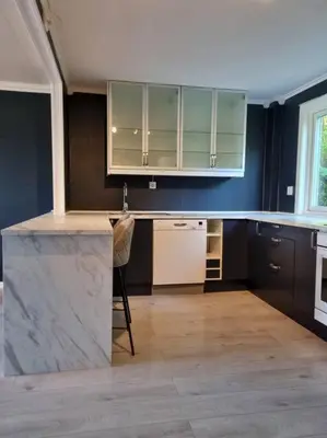 a kitchen with blue walls and a counter top at Nyoppusset leilighet nær Aker og sentrum in Stord
