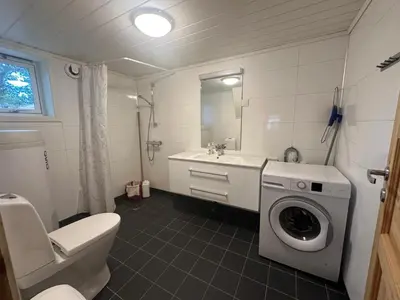 a bathroom with a washing machine and a sink at Bjorliheimen Fjellhotell-Hytte 4 og 16 in Bjorli