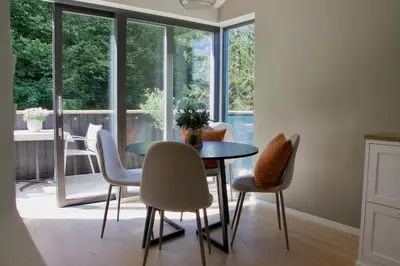 a dining room with a table and chairs at Moderne hus - sentralt, rolig med gratis parkering in Bergen