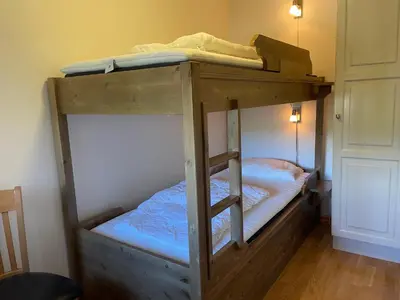 a bunk bed in a room with a bunk bedutenewayangering at Stor Leilighet Med 4 Soverom Og 2 Bad in Beitostøl