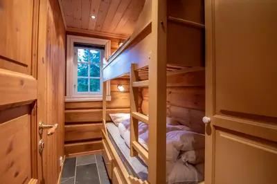 a small room with bunk beds in a cabin at Trysilfjellet Nord 901 stabur in Trysil