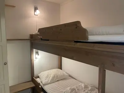 two bunk beds in a room with a small bed at Leilighet for 4 i sentrum in Beitostøl