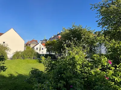 a view of a yard with houses and trees at Stay centrally in a charming and peaceful neighborhood in Bergen