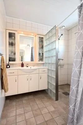 a bathroom with a sink and a shower at Sentral familievennlig enebolig in Åmot