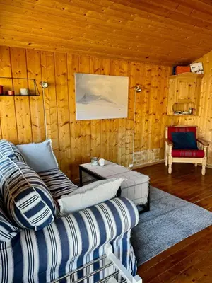 a living room with a couch and a table at Hyggelig fiskebu ved Langrumpa fiskevann in Venabygd