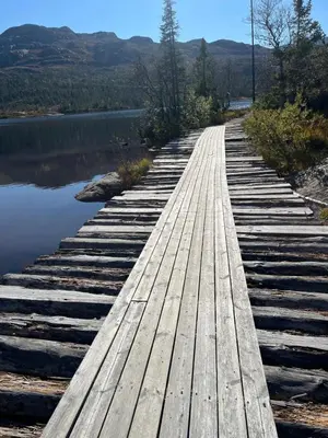 a wooden bridge over a body of water at ØRNENIPA LODGE- flott hytte med 6 sov, 2 bad og beste beliggenhet in Gaustablikk