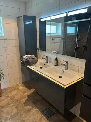 a bathroom with a sink and a mirror at 3 soveroms leilighet-komfort og stil -perfekt for ferie og jobb in Gjøvik