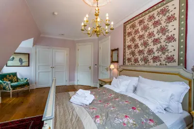 a bedroom with a bed and a painting on the wall at Villa Grøndalen Gård in Trysil