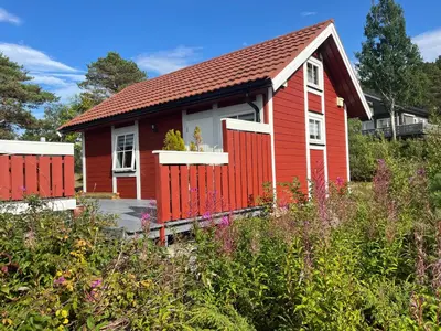 a red tiny house with a red roof at Stor hytte med praktfull havutsikt in Lysøysund