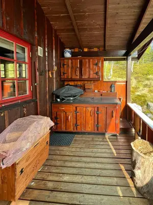 a bedroom in a cabin with a bed and a window at Modern Mountain Cabin With Views Over Slokovannet in Nore