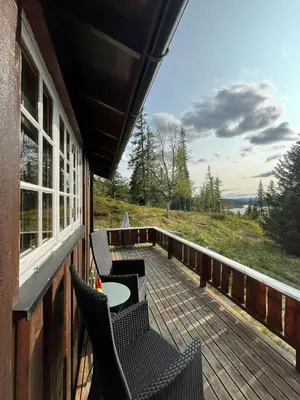 a balcony with chairs and a table on a building at Modern Mountain Cabin With Views Over Slokovannet in Nore