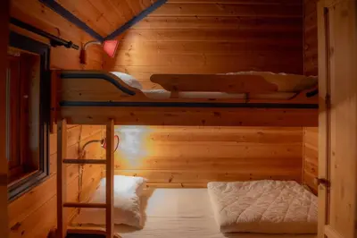 a room with two bunk beds in a cabin at Bakkebyvegen 7B in Trysil