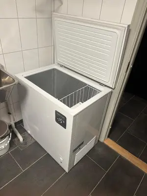 a white refrigerator with its door open in a kitchen at Nice cottage in quiet surroundings, surrounded by beautiful nature, near Gullingen in Gullingen