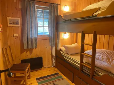 a bedroom with a bunk bed in a cabin at Koselig og sentral hytte med peis og badstue in Beitostøl