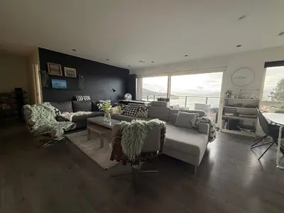 a living room with a couch and a table at Villa med 5 soverom, 4 bad og 3 kjøkken, 400 m fra lokal badestrand in Bergen