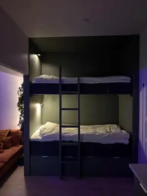 a room with two bunk beds in a room at Askvik Marina Lägenhet i småbåtshamn med havsutsikt
