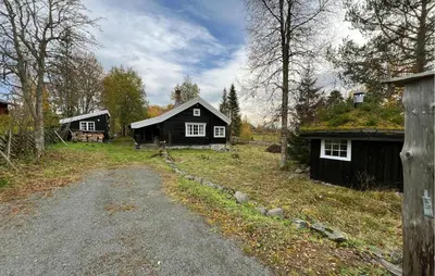 a dirt road next to a house with a grass roof at 3 Bedroom Cozy Home In Mesnali in Mesnali