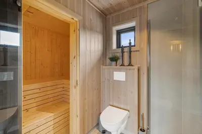 a small bathroom with a toilet and a shower at Sentralt plassert hytte, alt i gangavstand in Flå