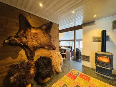 a wall with a cow head on the wall in a room at Familiehytte med fantastisk beliggenhet i Vestlia in Geilo