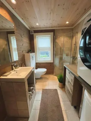 a bathroom with a toilet and a sink and a tub at Sentral leilighetshytte 16A in Stranda