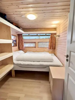a bed in the middle of a tiny house at Utsikt mot fjellene Ski in out 16 sengeplasser in Aurdal