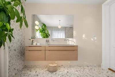 a bathroom with a sink and a mirror at Unik villaeiendom, totalrenovert i klassisk stil in Trondheim
