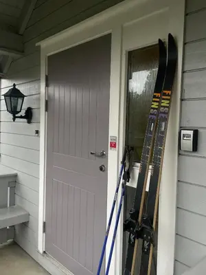a pair of skis on the door of a house at Ski slopes nearby - Parking & WiFi in Vossevangen