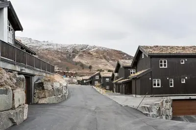 an empty street in a town with houses and a mountain at Stranda Fjellgrend 3 bedrooms and loft - 80C in Stranda