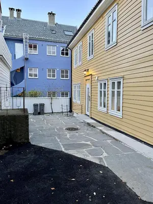 a yellow building next to a blue building at Eksklusiv leilighet sentralt i Bergen in Bergen