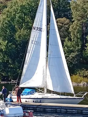 a sailboat on the water with people on it at Bakarvågen 2