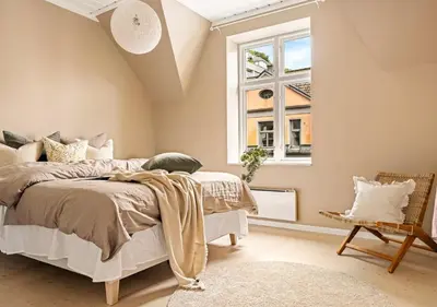 a bedroom with a bed and a window at Koselig bygårdsleilighet i Bergen sentrum in Bergen