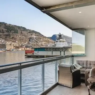 High End 2BR - Balcony - Harbour view