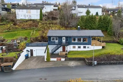 a home with a blue and white house at Enebolig med 5 soverom in Lii