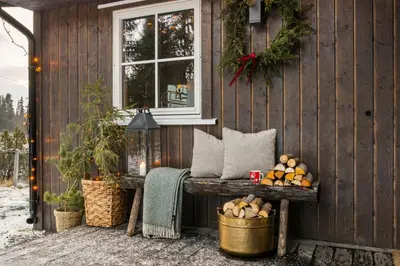 a bench on the side of a building with a window at Solglimt, mountain cabin in Golsfjellet with jacuzzi in Gol