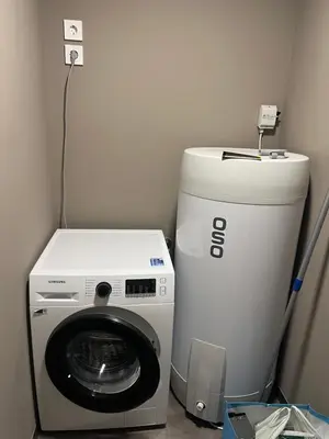 a washing machine and a dryer in a room at Nyoppusset leilighet i sentrum in Verdal