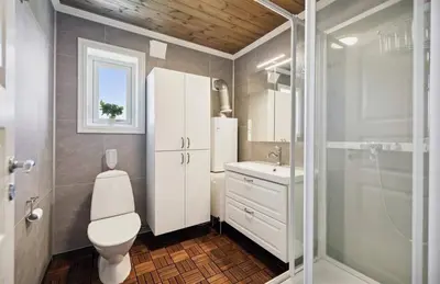 a bathroom with a toilet and a sink and a shower at Family Cabin BUDOR - 60 MIN FROM OSL - Alpine Cross Country Skiing in Løten