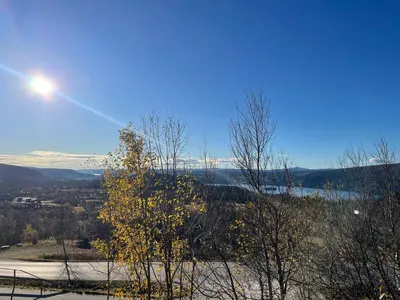 a view of a lake with the sun in the sky at Peis, Utsikt Og 200 M Til Bakken in Beitostøl