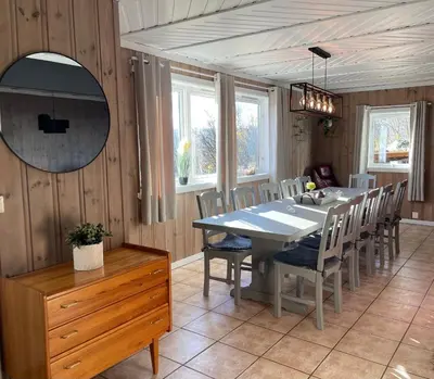 a dining room with a table and chairs at Peis, Utsikt Og 200 M Til Bakken in Beitostøl