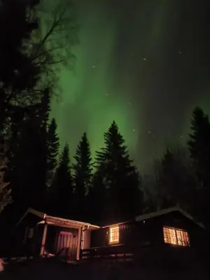 an old cabin under the aurora in the woods at Hjemmekoselig Hytte Ved Øyangen in Beitostøl