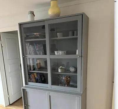 a gray book shelf with a vase on top of it at Familievennlig Leilighet Med 7 Sengeplasser in Beitostøl