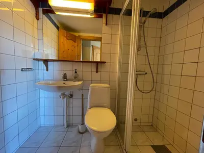 a bathroom with a toilet and a sink at 3-Roms Leilighet Nær Alle Beitostølens Fasiliteter in Beitostøl