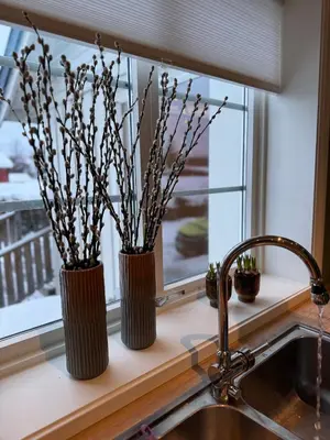 two vases sitting on a window sill next to a sink at Huset i den lykkelige gaten in Elverum
