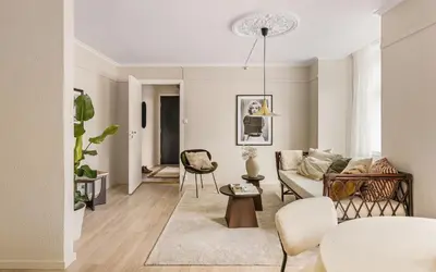 a living room with a couch and a table at Moderne leilighet med sjøgløtt og balkong in Bergen