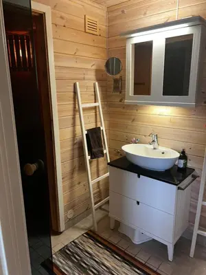 a bathroom with a sink and a mirror at Lunvik - Flott hytte ved Nysætervatnet in Sykkylven