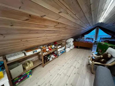 a room with a large wooden ceiling and a room with a couch at Lunvik - Flott hytte ved Nysætervatnet in Sykkylven