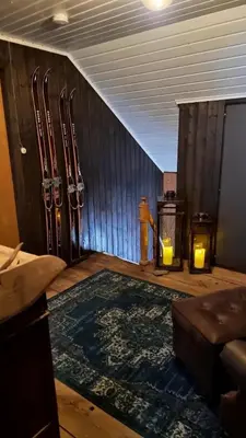 a room with a wall with skis and a rug at Llama Lodge 8 beds 4 Bedrooms in Kleivane