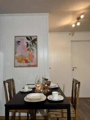 a dining room table with a black table and chairs at Moderne leilighet med 2 soverom for jobb og ferie in Raufoss
