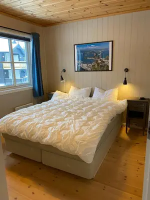 a bedroom with a large white bed with a window at Leilighet i Fageråsen, Trysil, med ski inn og ut in Trysil